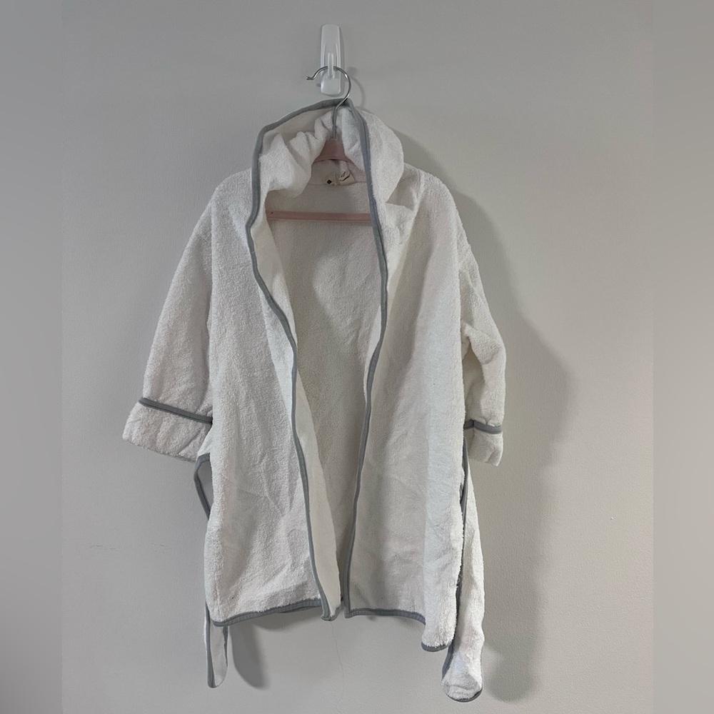 Kyte Baby White Hooded Bathrobe with Gray Trim